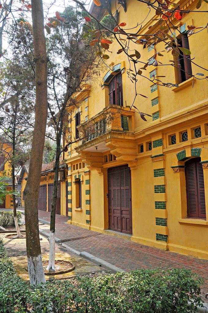 Ho Chi Minh City Mayor Reviews Transport, Utility Costs Amid Rising Inflation